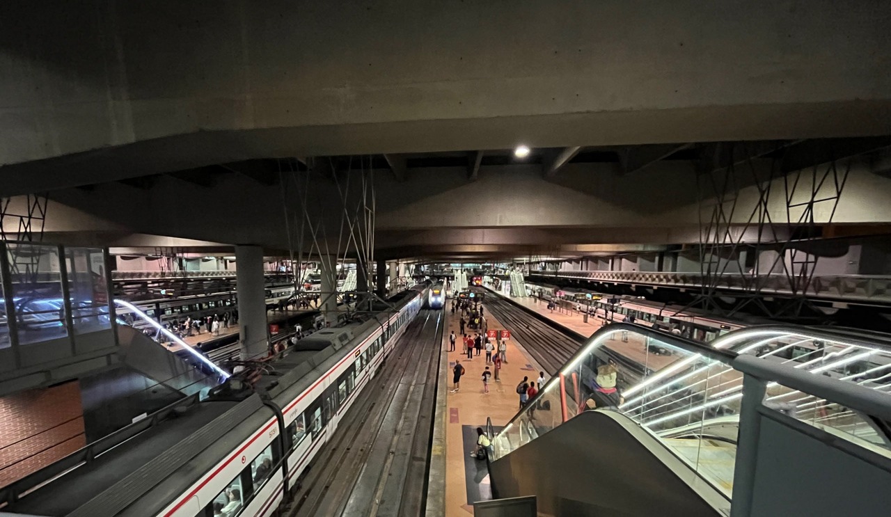 Les andanes d'Atocha - trens AVE i Cercanías
