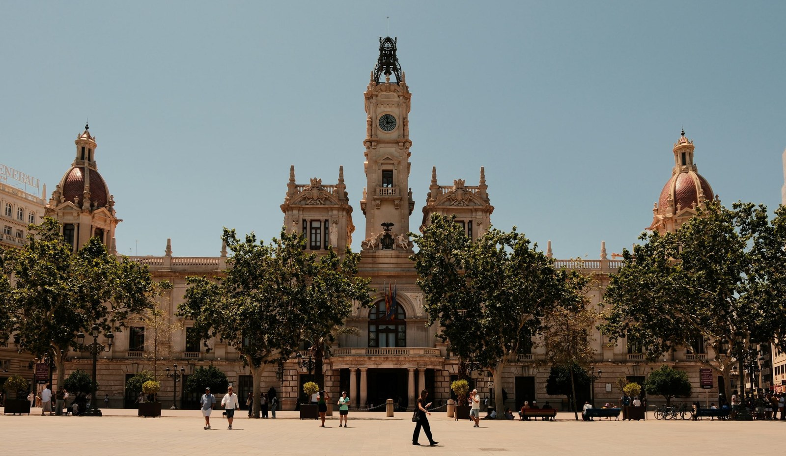 Das Rathaus von Valencia mit Uhrturm an der Plaza del Ayuntamiento