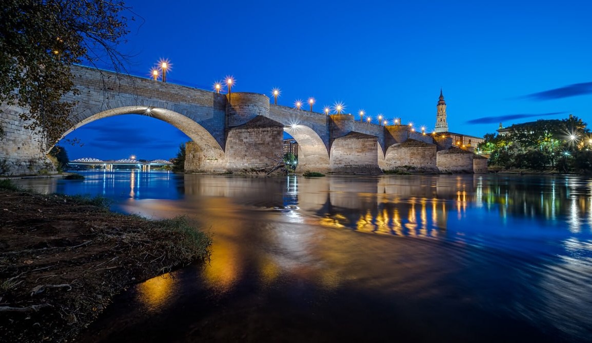 El pont de Pedra sobre l'Ebre a l'hora blava