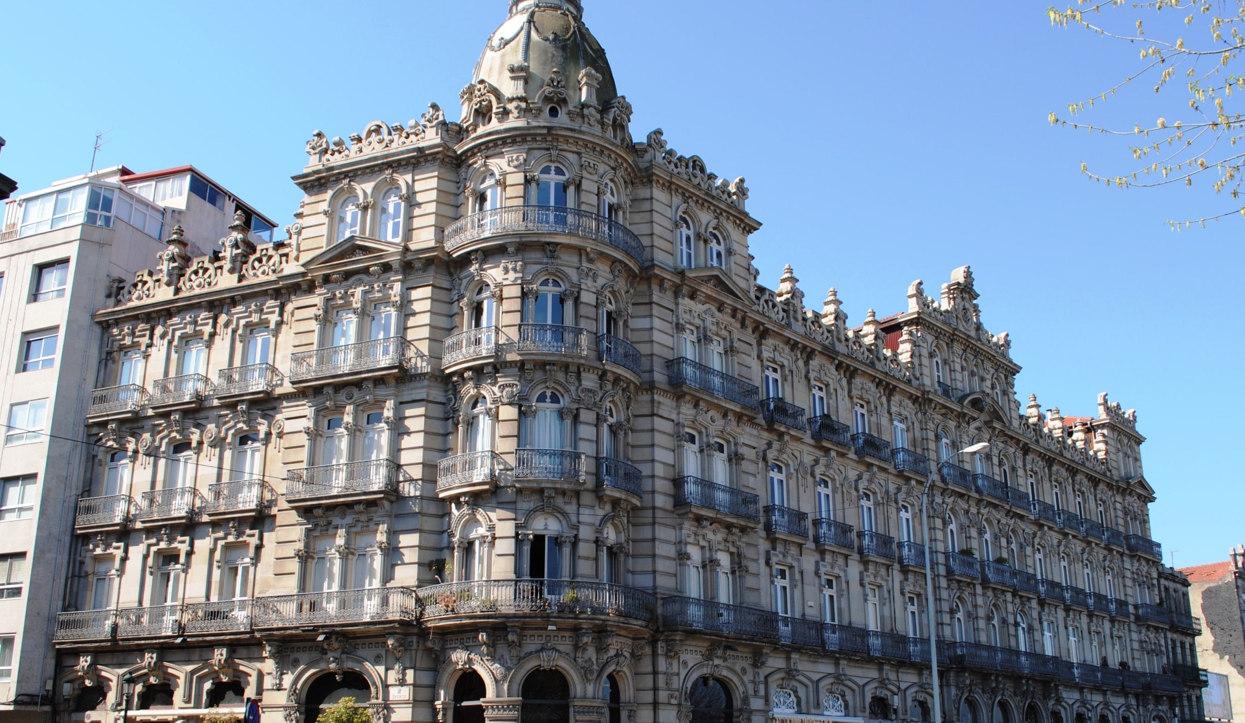 Un edifici modernista amb cupula al centre de Vigo