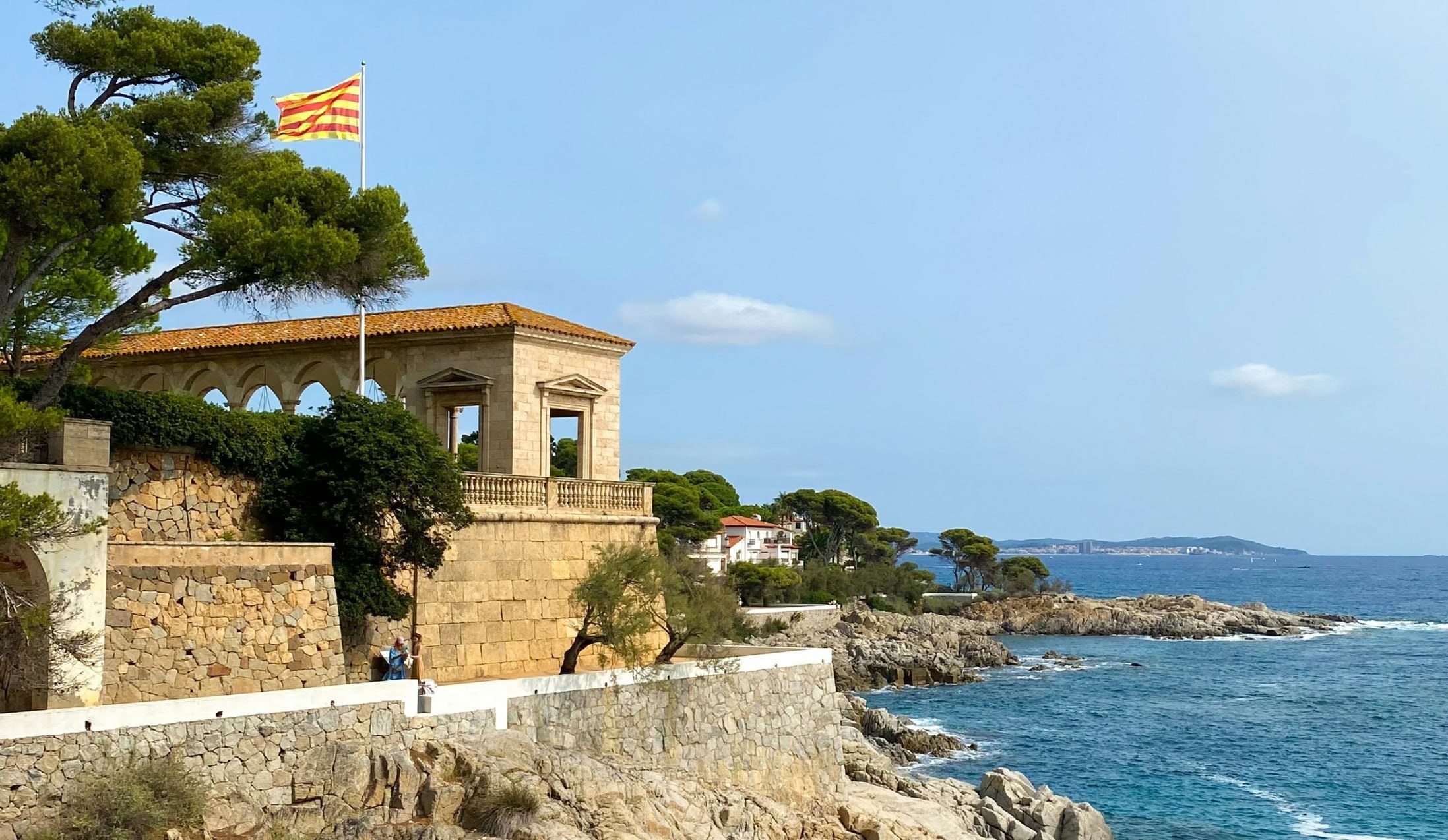 El camí de ronda a prop de Platja d'Aro: una glorieta de pedra sobre una cala rocosa