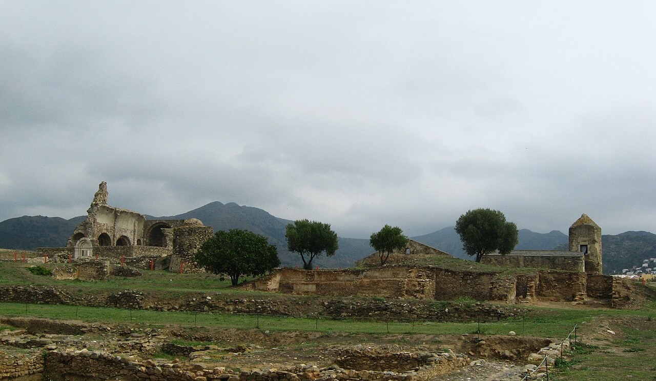 Ruïnes de l'església i el nucli antic excavat dins de la Ciutadella de Roses
