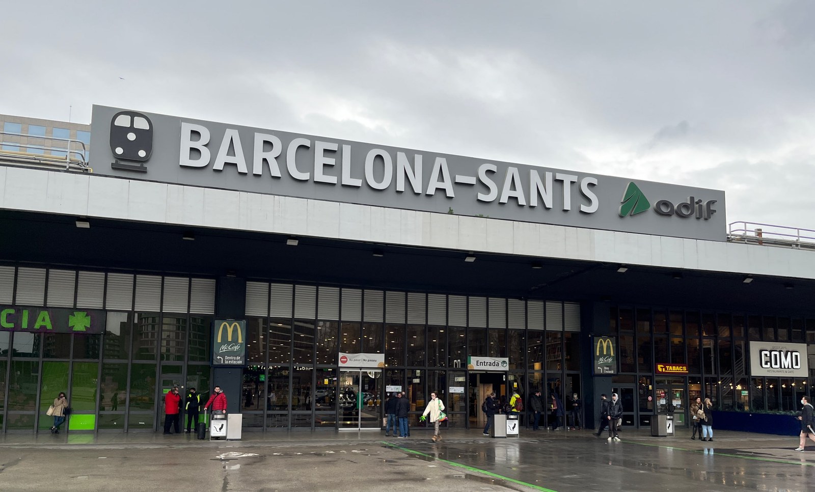Estación de Barcelona-Sants: de aquí salen los trenes que bordean la costa