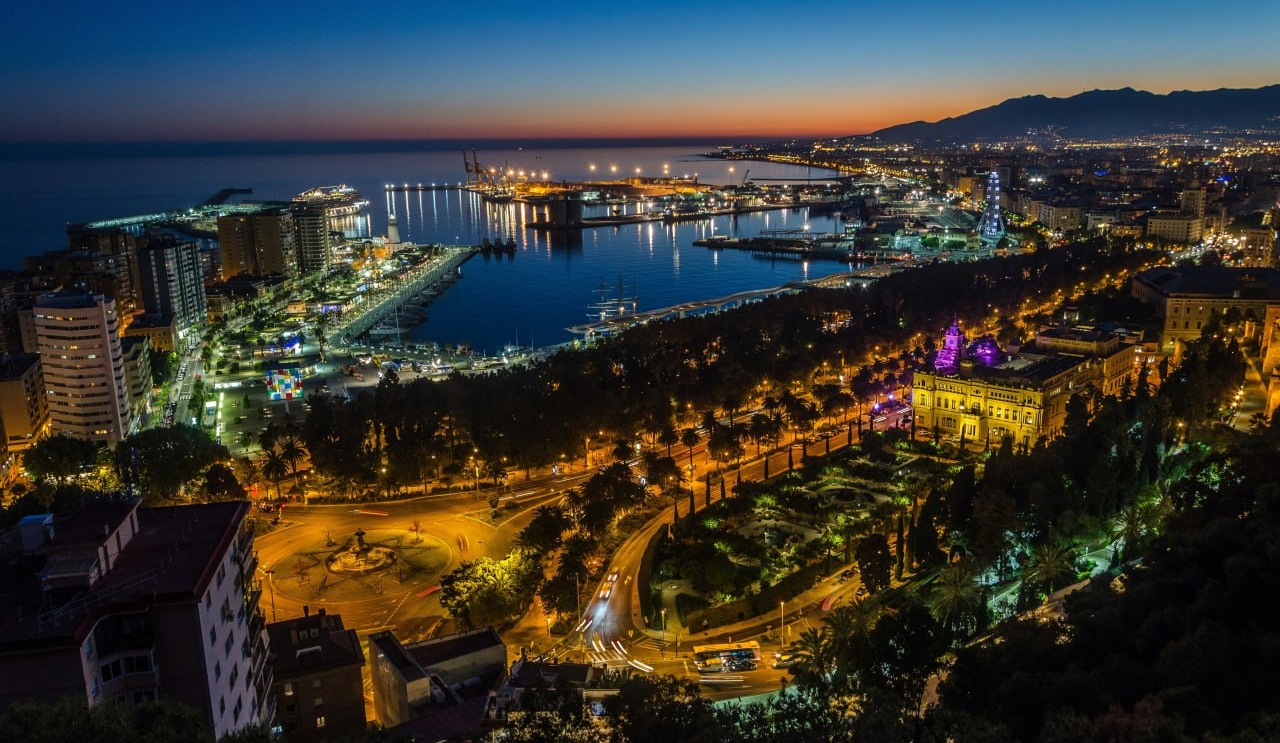 El port i el Muelle Uno de Màlaga al capvespre