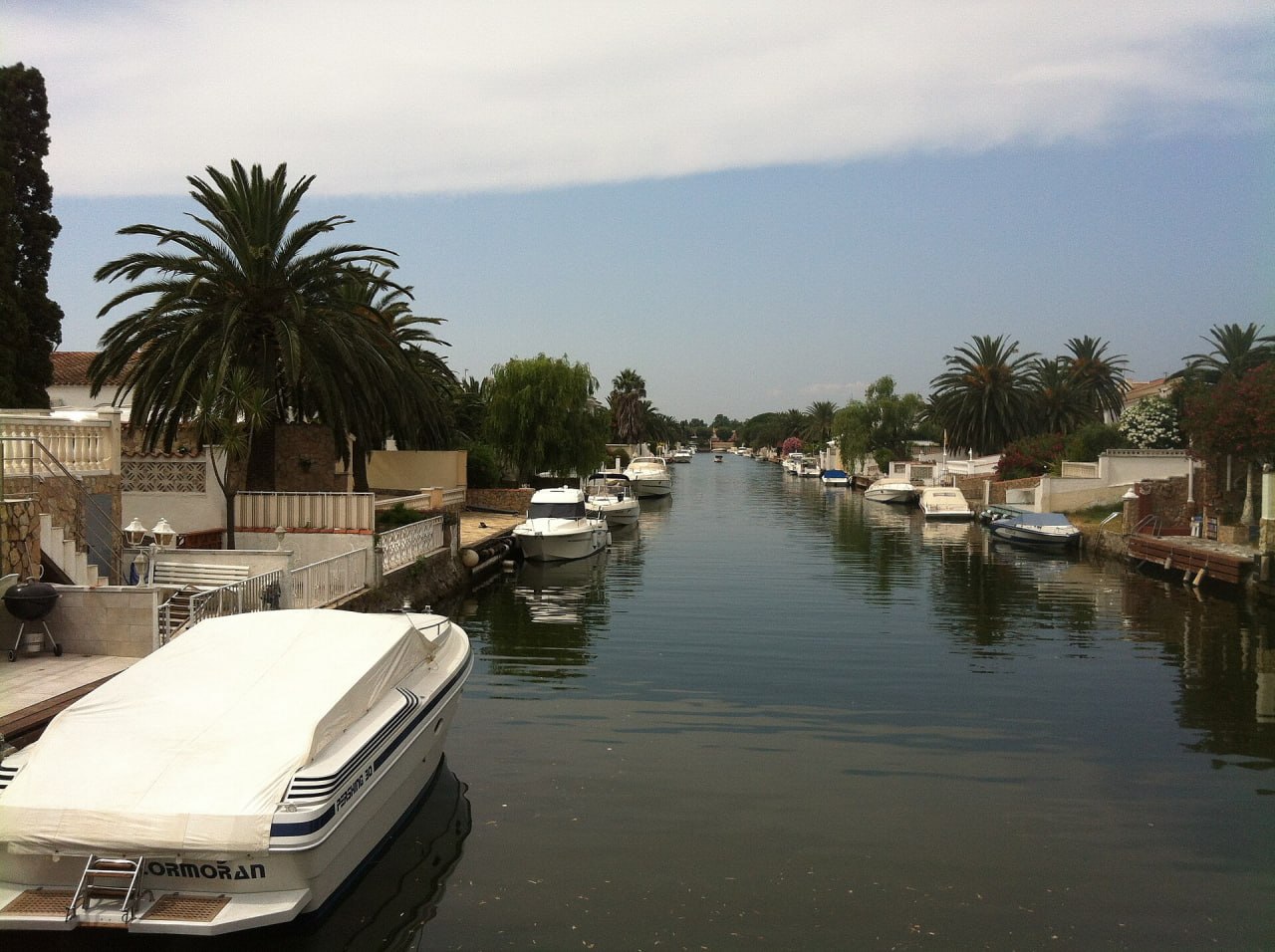 Embarcacions al llarg d'un canal residencial d'Empuriabrava