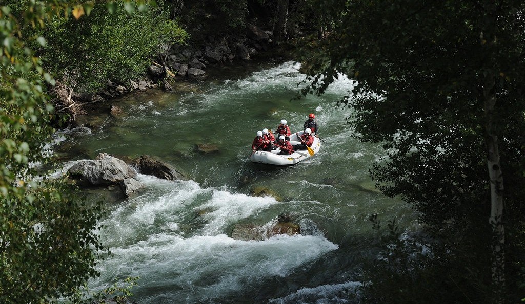 Un raft en un ràpid de la Noguera Pallaresa