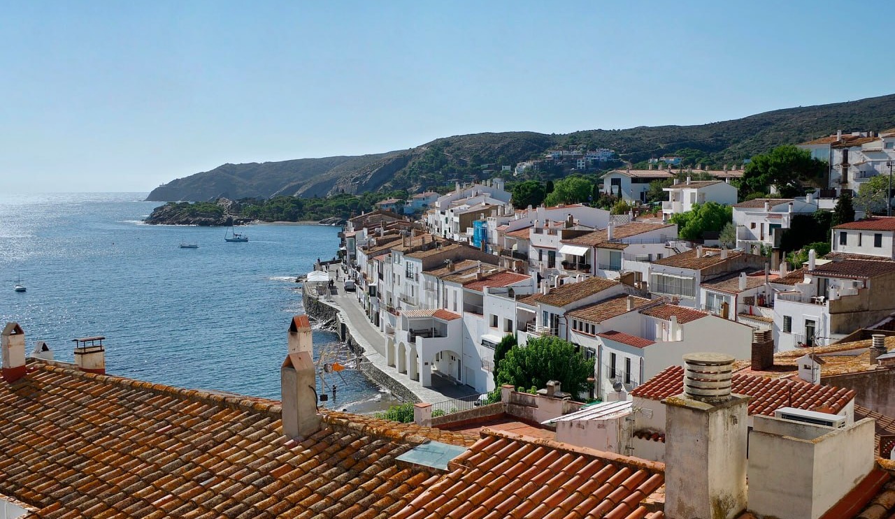 Toits de tuiles de Cadaqués au-dessus du rivage du cap de Creus
