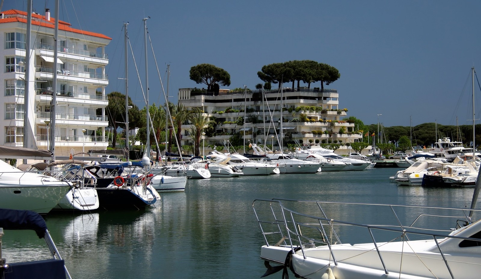 Yates en los amarres del puerto deportivo de Port d'Aro, junto a Platja d'Aro