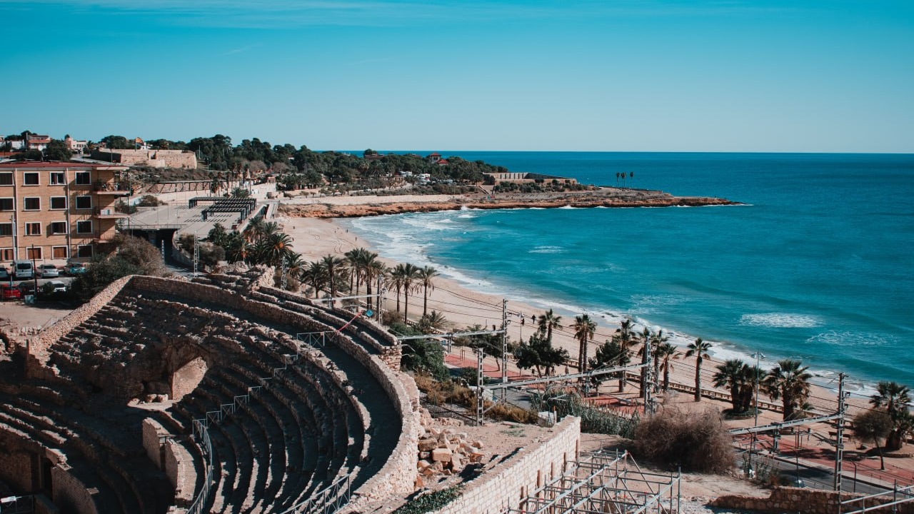 El anfiteatro romano de Tarragona sobre el Mediterráneo