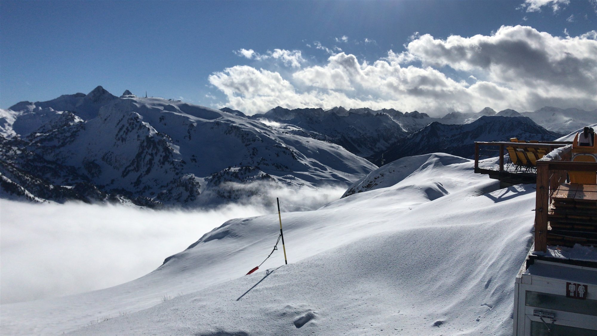 Pisten von Baqueira über den Wolken im Val d'Aran