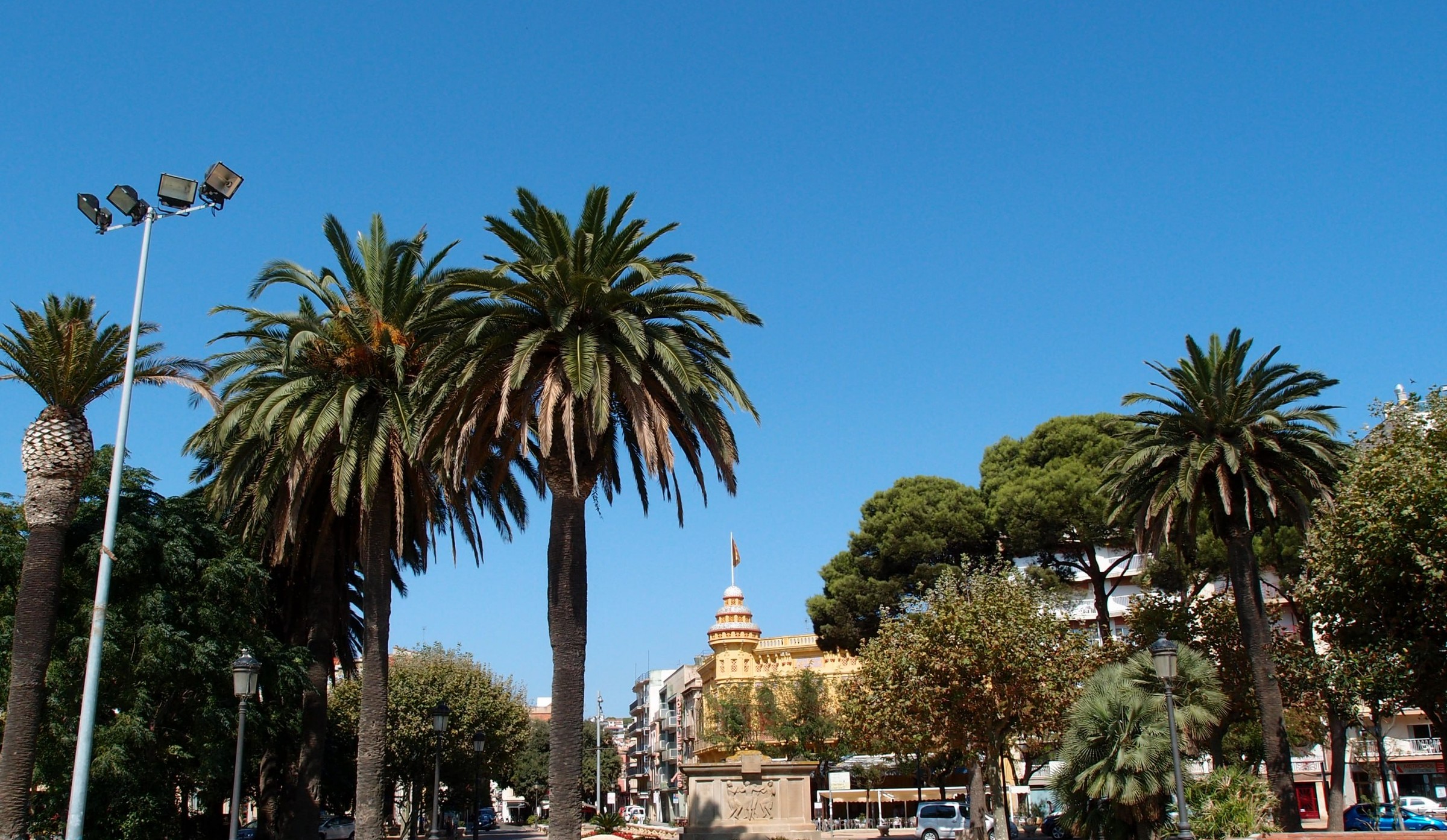 Una plaza con palmeras en el centro de Sant Feliu de Guíxols