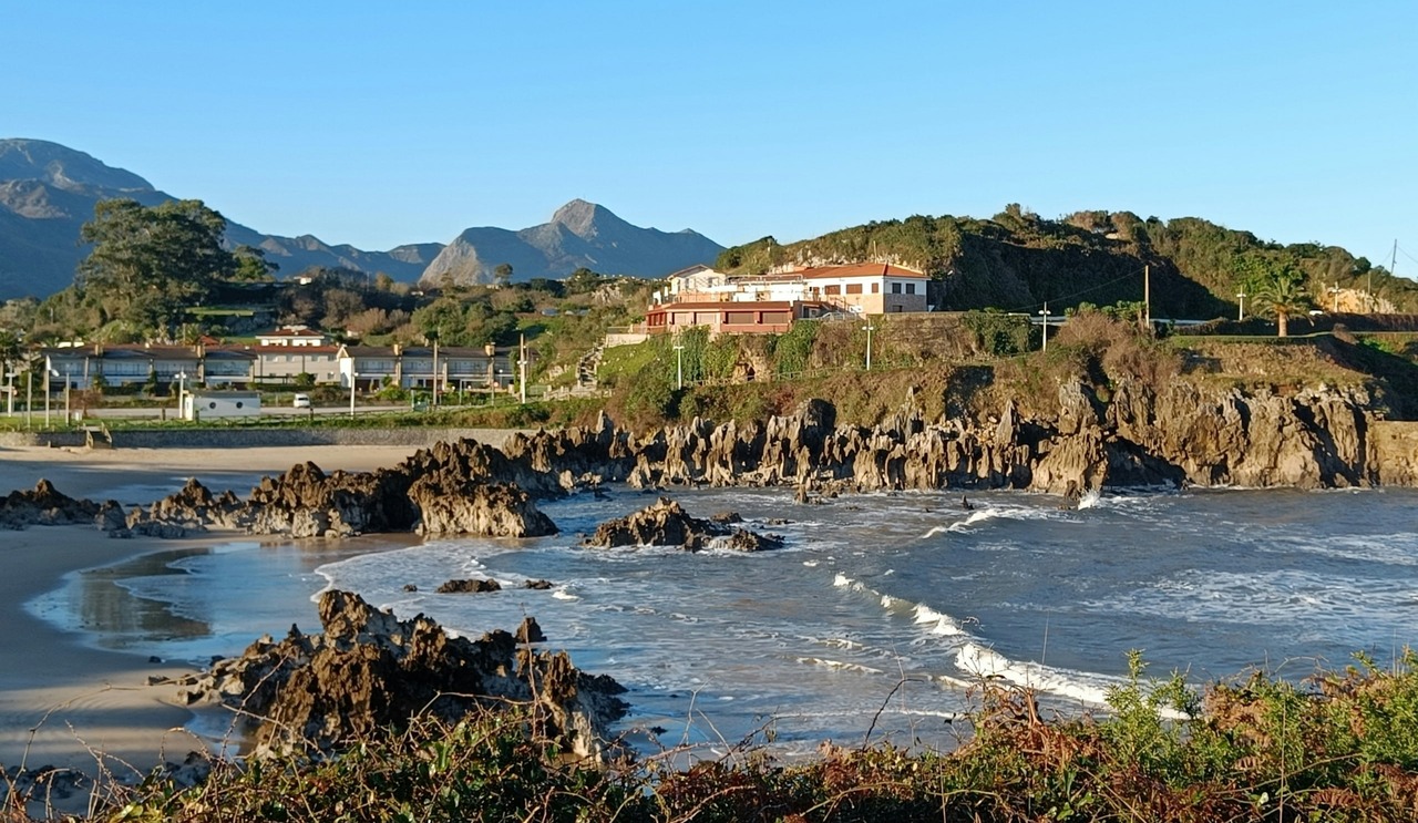 La platja de Toró amb les seves agulles de roca i els Picos de Europa al fons