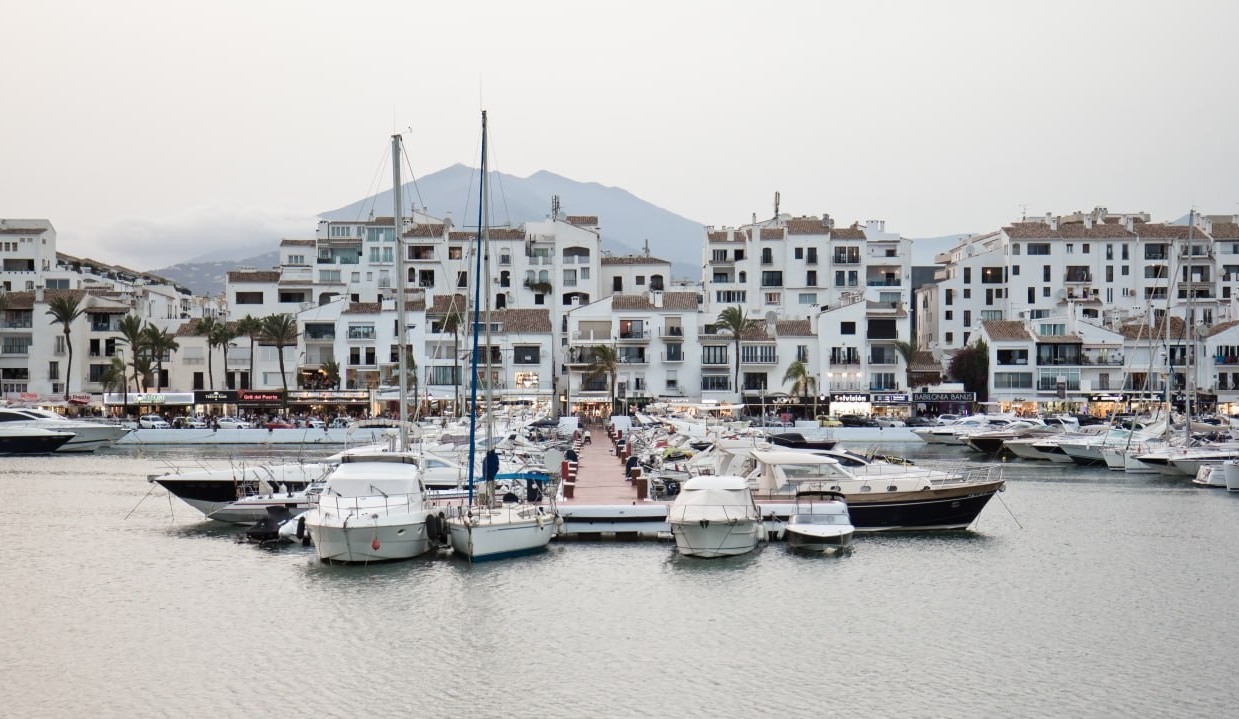 Vaixells i passeig marítim a Puerto Banús