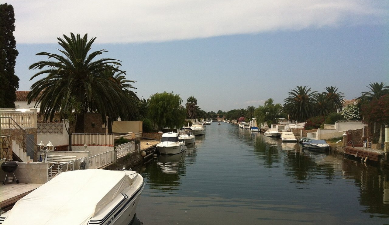Llanxes al llarg d'un canal residencial d'Empuriabrava