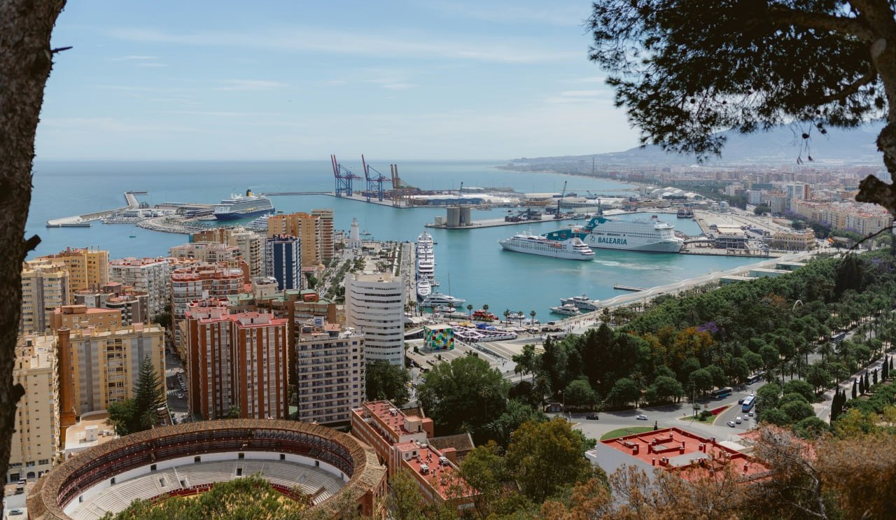 El port de Màlaga i la plaça de braus des del turó de Gibralfaro