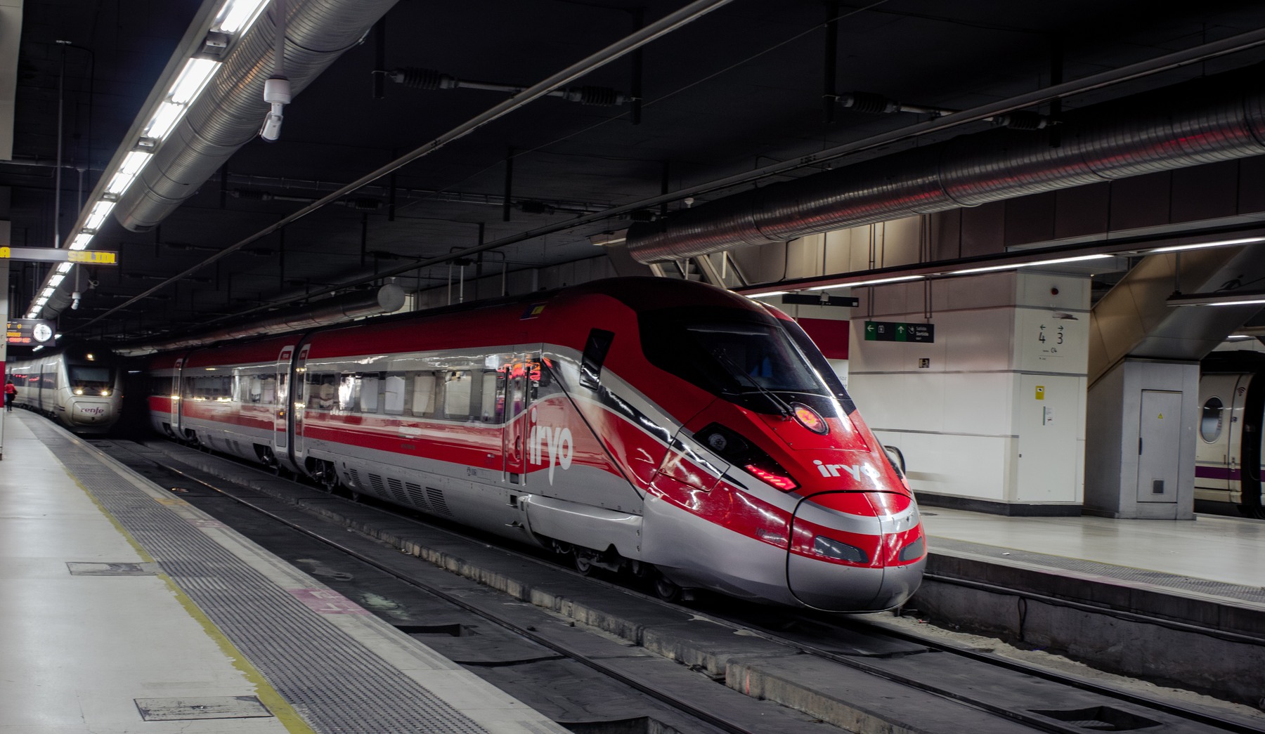 Ein Hochgeschwindigkeitszug am Bahnsteig in Barcelona Sants
