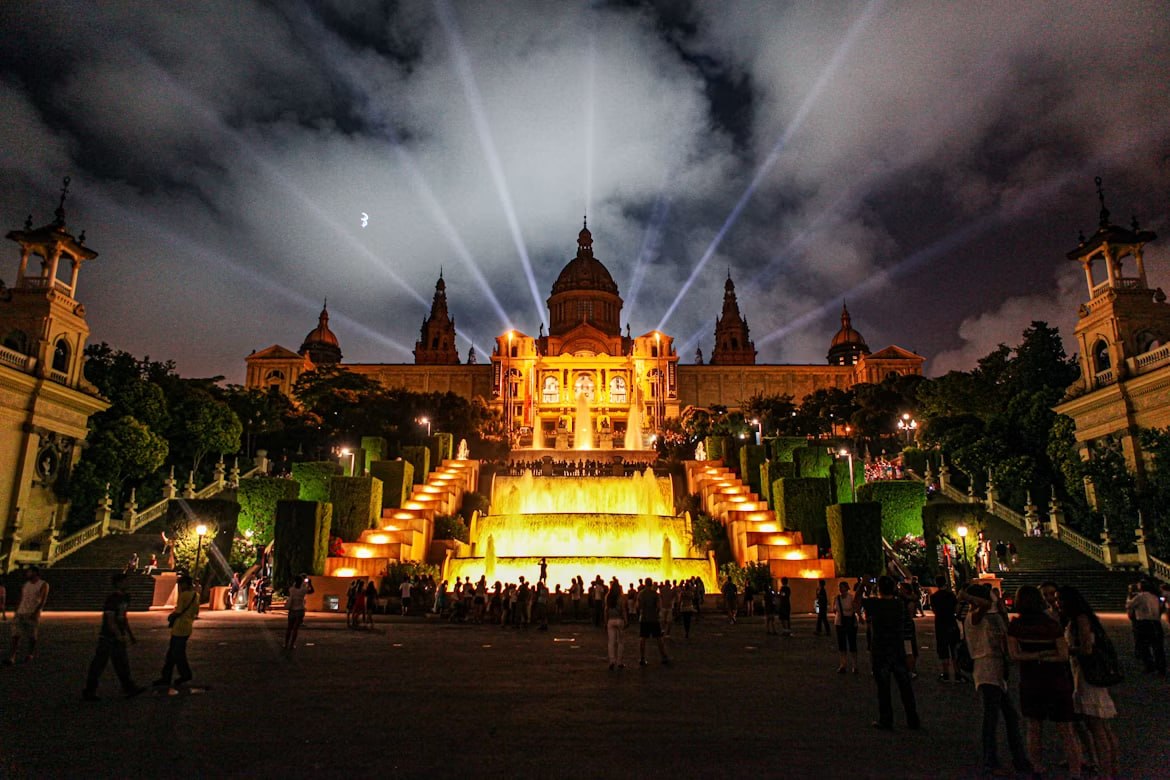 Feixos de llum sobre el museu nacional de Montjuïc