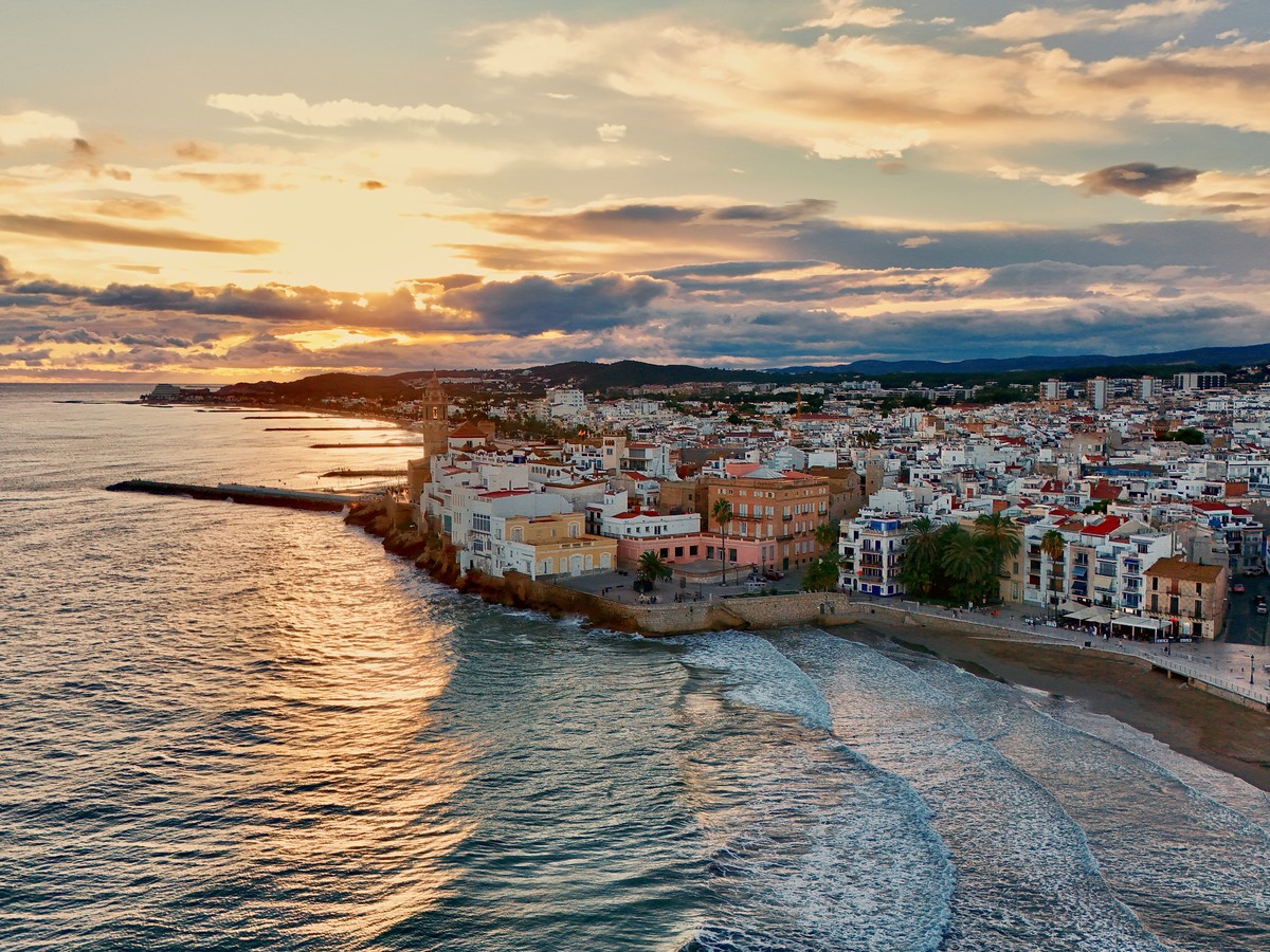 Sitges von oben bei Sonnenuntergang