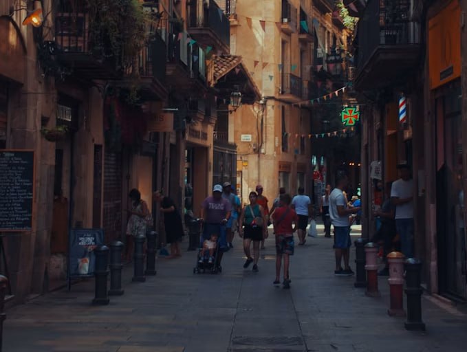 Un carrer estret del casc antic amb banderoles