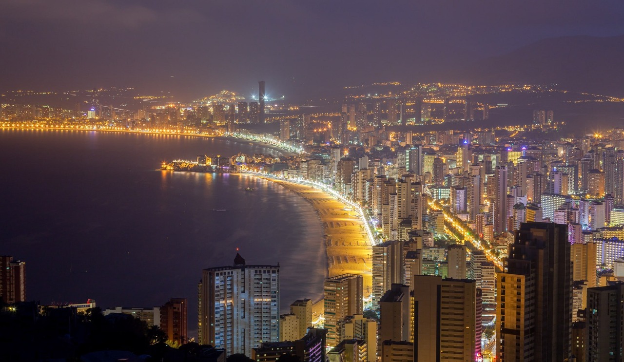 Benidorm de nit - els llums de la platja de Llevant i el promontori del nucli antic