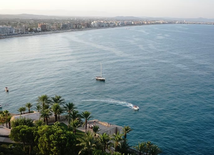 La badia i la platja nord de Peníscola des de l'aire