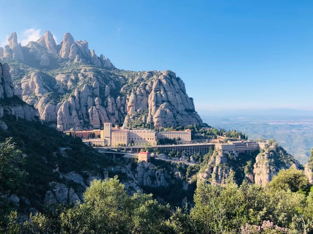 El monasterio en la ladera de la montaña serrada