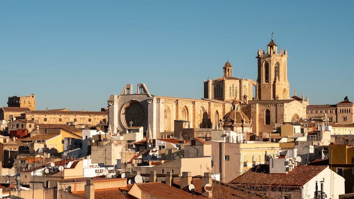 La catedral de Tarragona sobre los tejados de la ciudad vieja