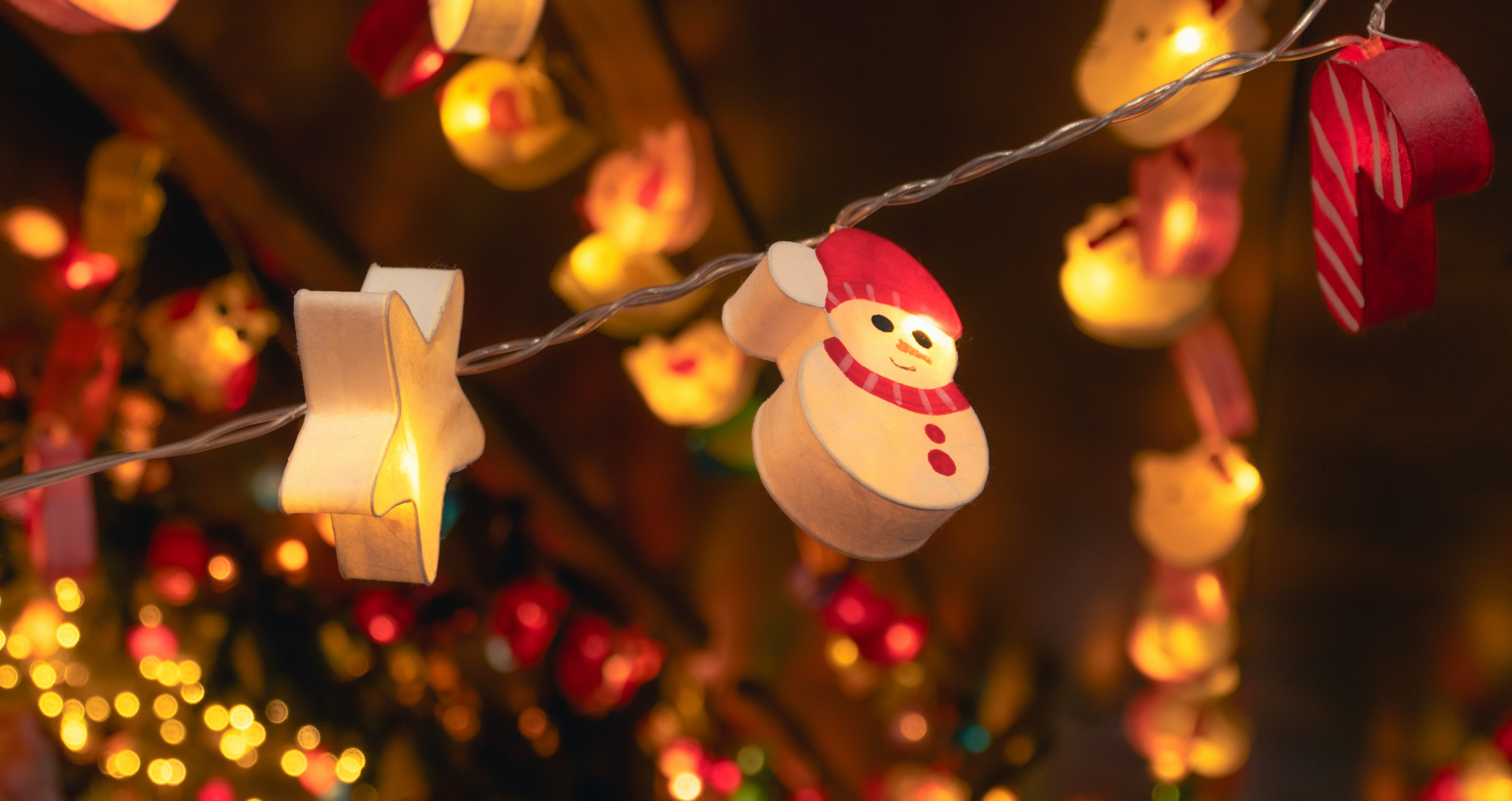 Guirlande de Noël avec bonshommes de neige et étoiles à Barcelone