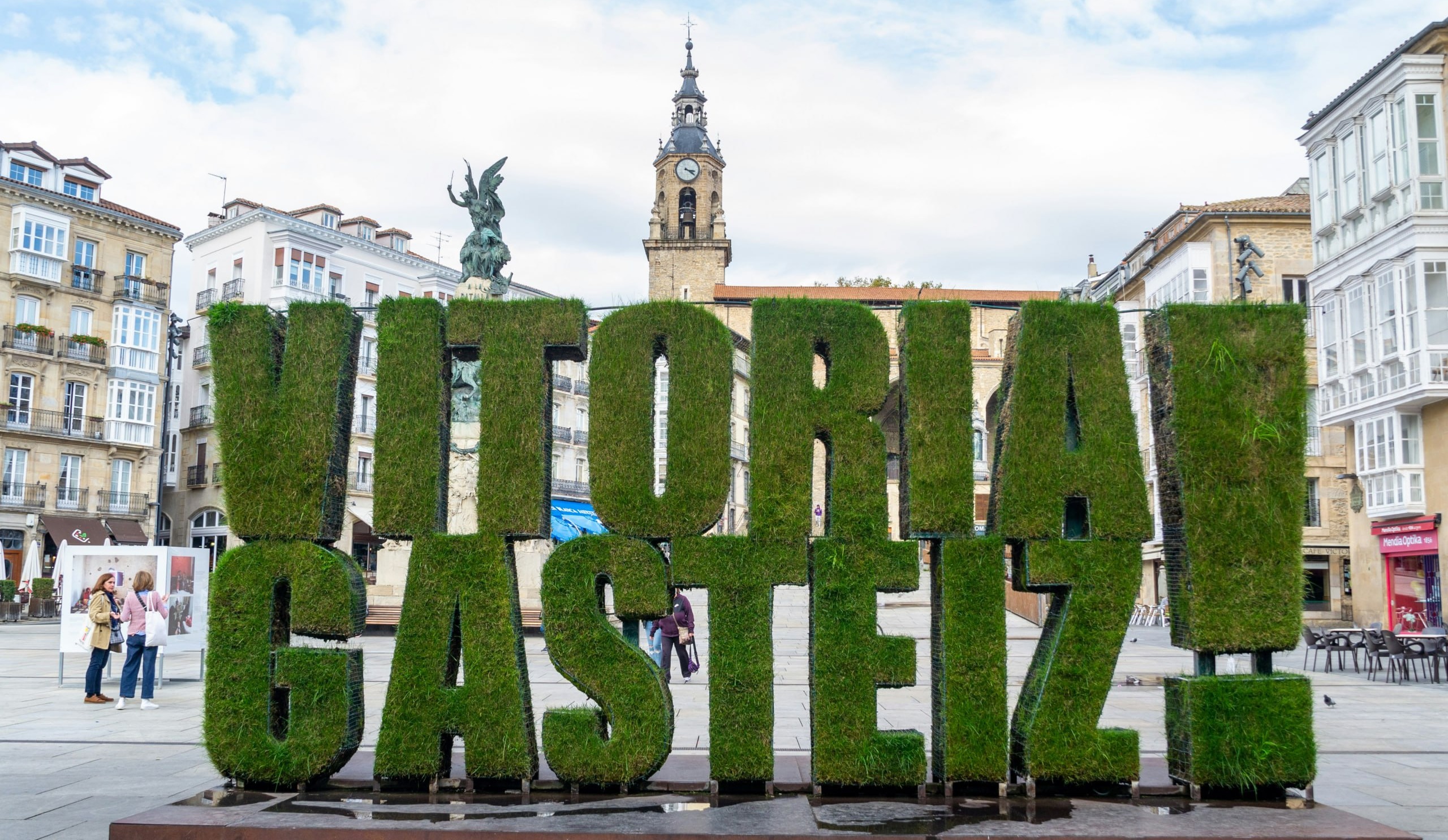 La placa de la Virgen Blanca i la torre de Sant Miquel al centre de Vitoria