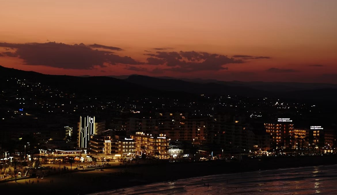 El paseo marítimo de Peñíscola después de la puesta de sol