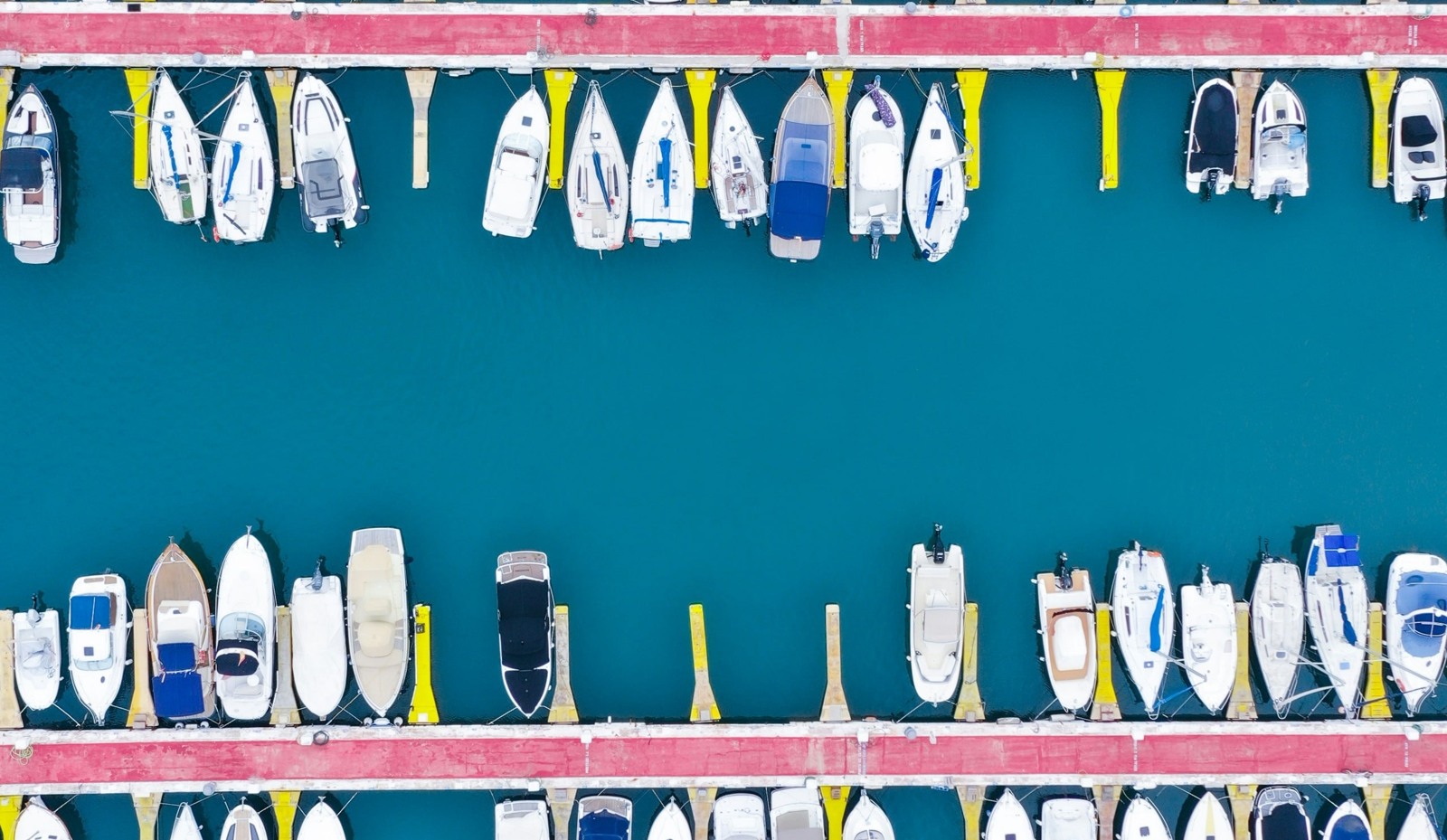 Barques als pantalans del port esportiu de Sitges