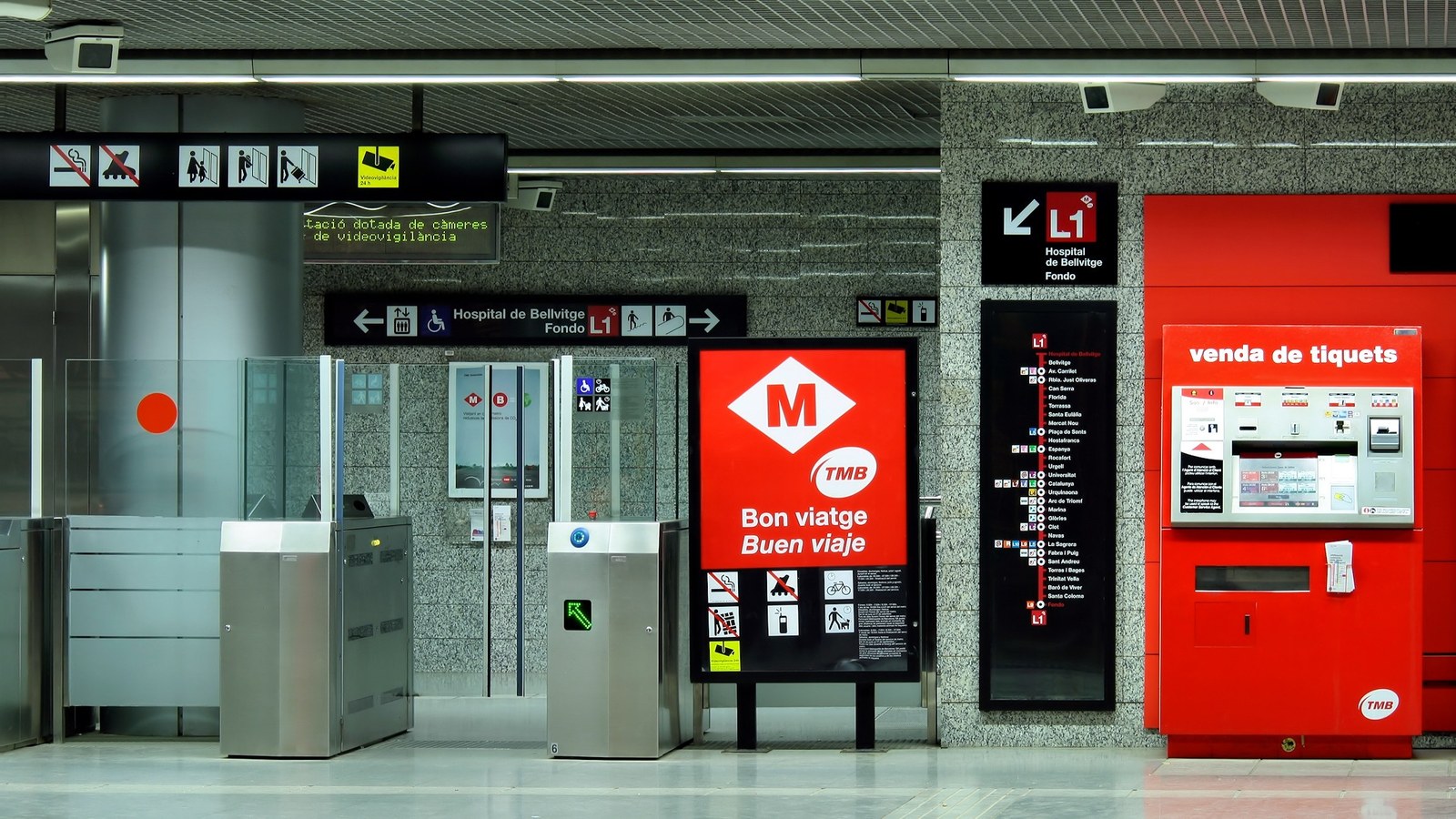 Fahrkartenautomaten und Sperren in der Metro von Barcelona