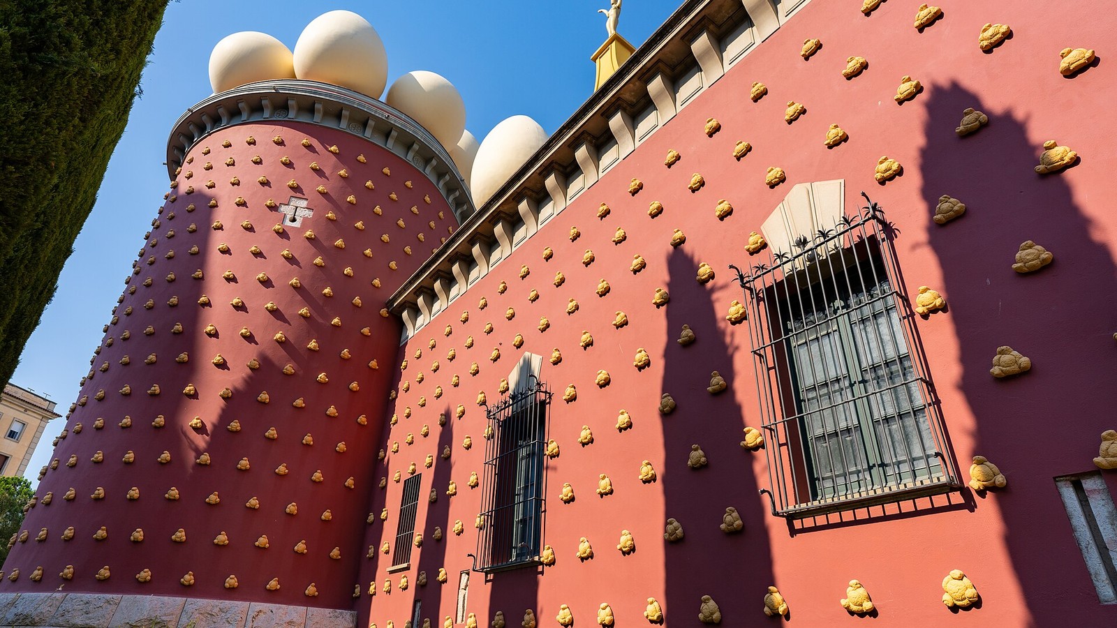 La torre roja con sus panes dorados