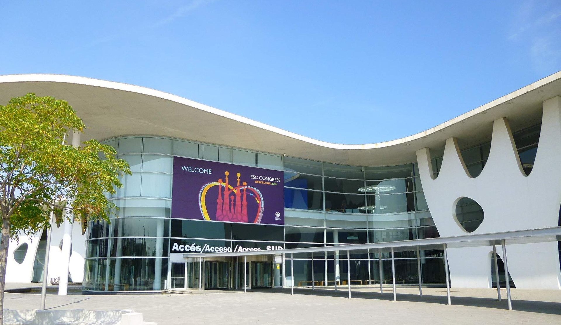 Veranstaltung in einer Halle der Fira Gran Via, Bühne und Publikum