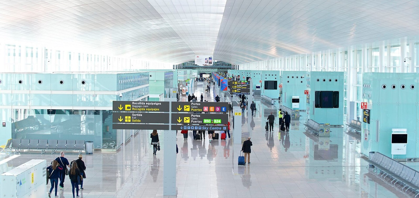 Die Halle von Terminal 1: Wegweiser zur Gepäckausgabe, zum Ausgang und zu den Gates