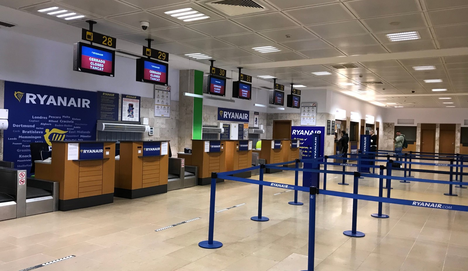 Check-in-Schalter in der Halle des Flughafens Girona