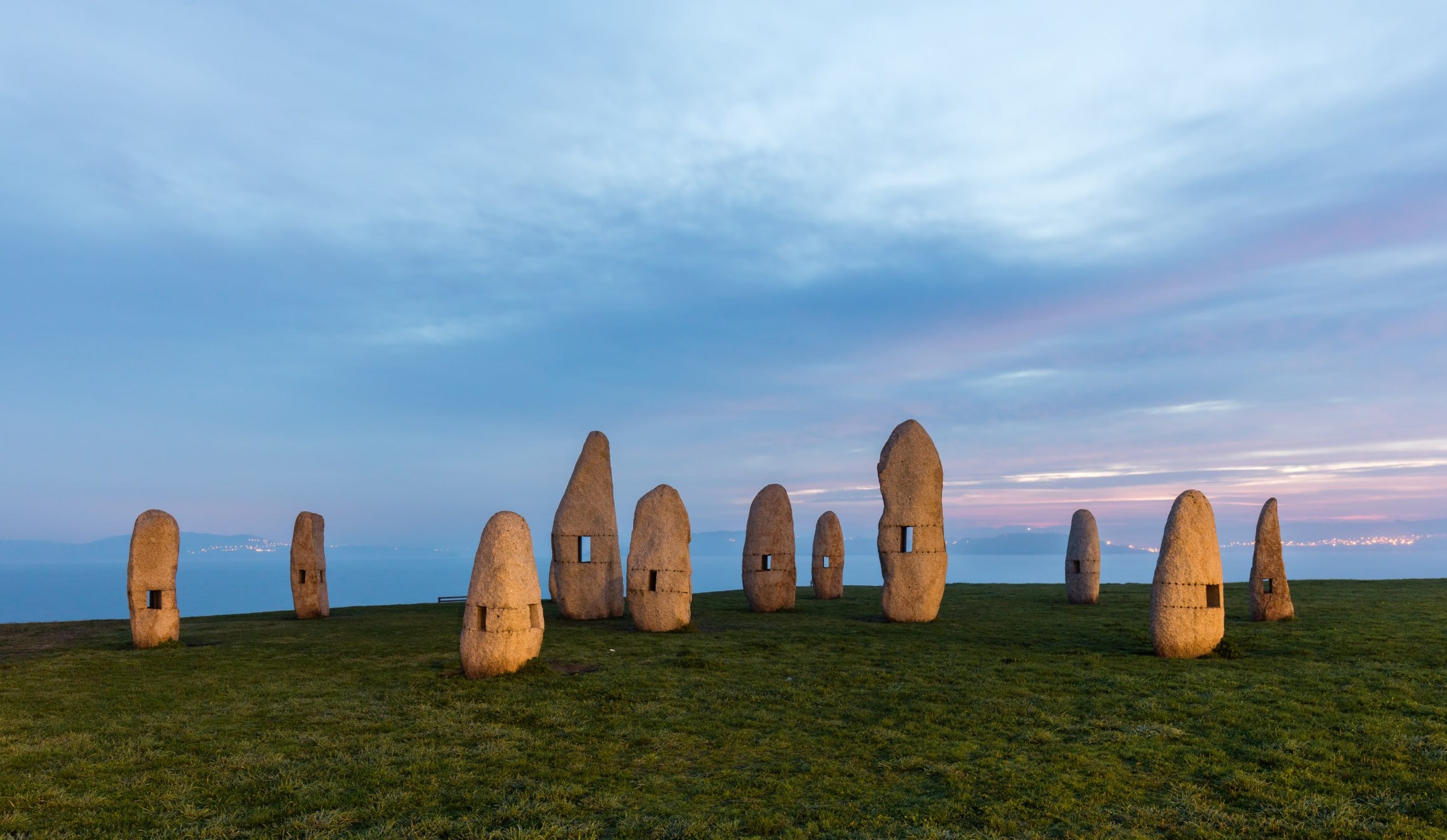 La Familia de Menhirs de Manolo Paz al parc de la Torre d'Hercules