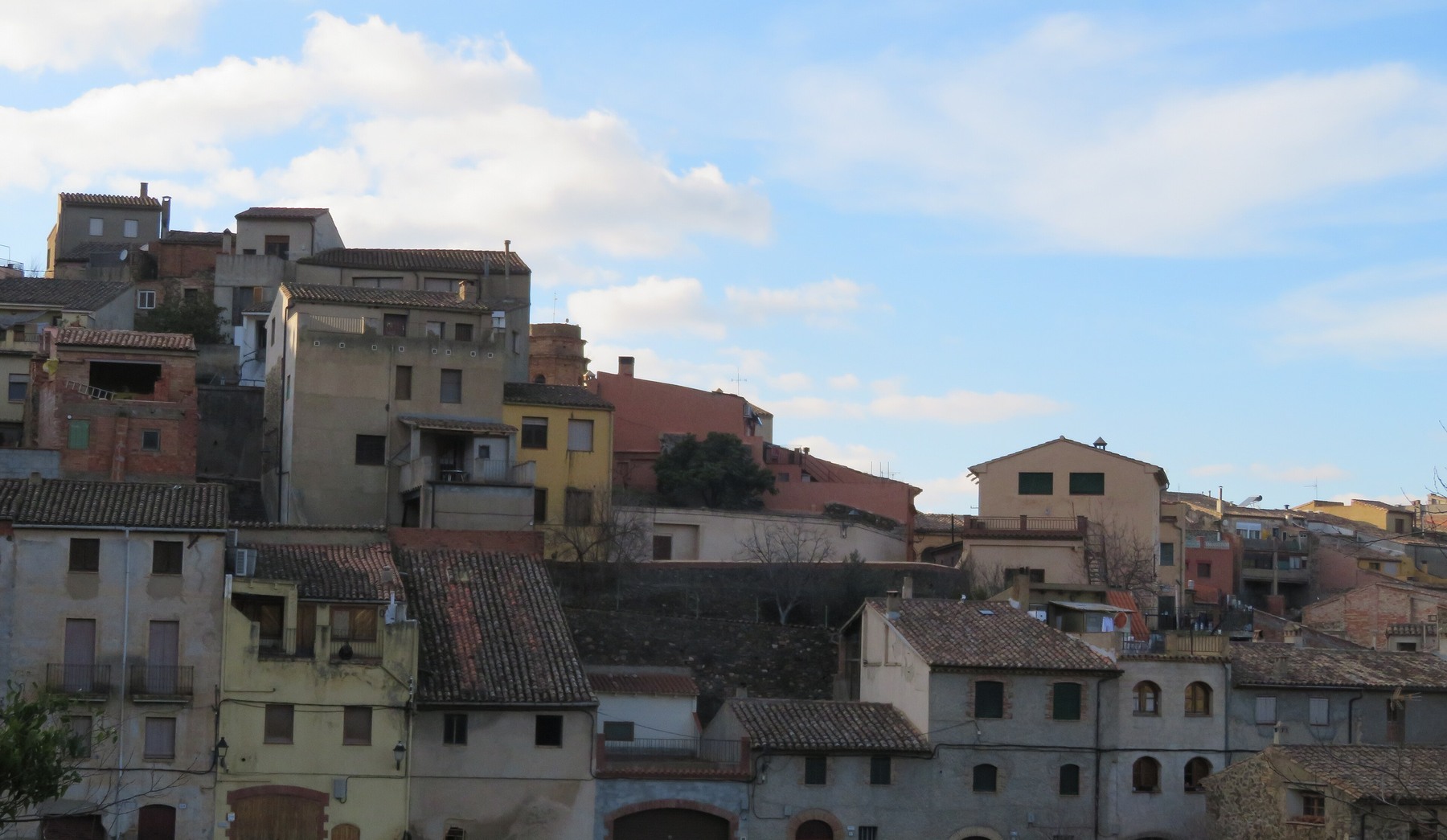 Cases del poble esglaonades pel pendent, al Priorat