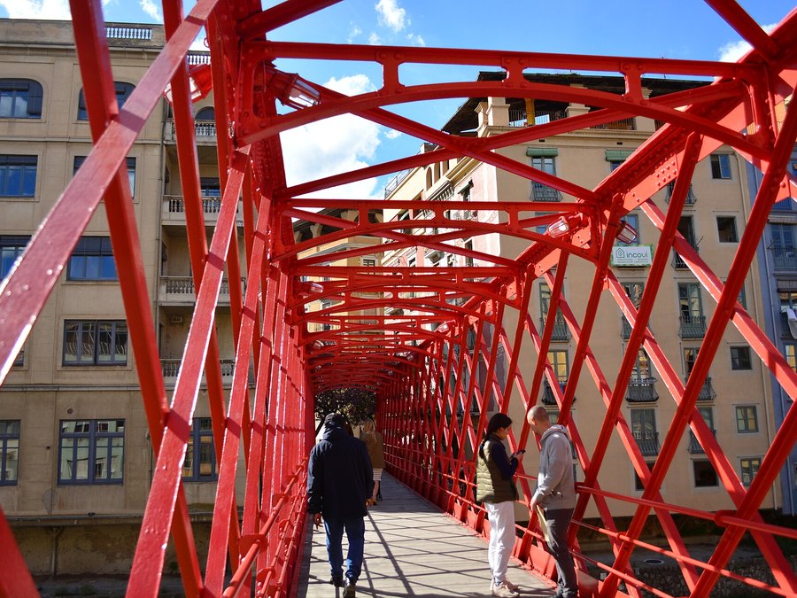 Красный мост Эйфеля через Оньяр