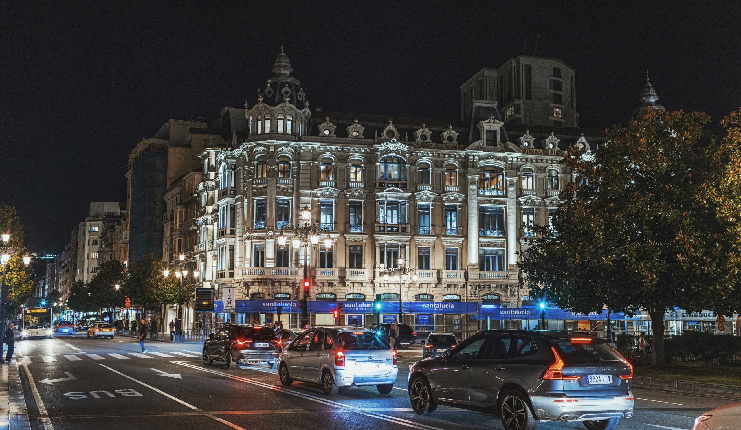 Oviedo al vespre: façanes modernistes al centre de la ciutat