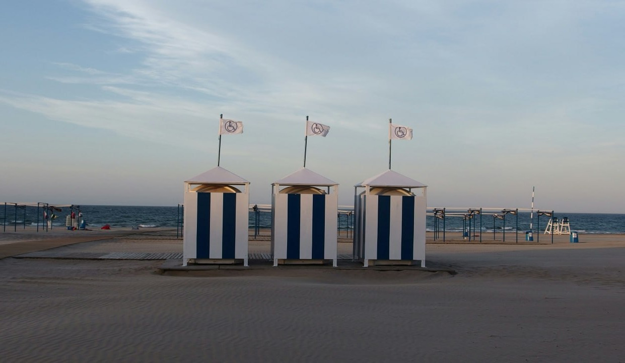 Casetes de ratlles a la sorra de la platja de Gandia