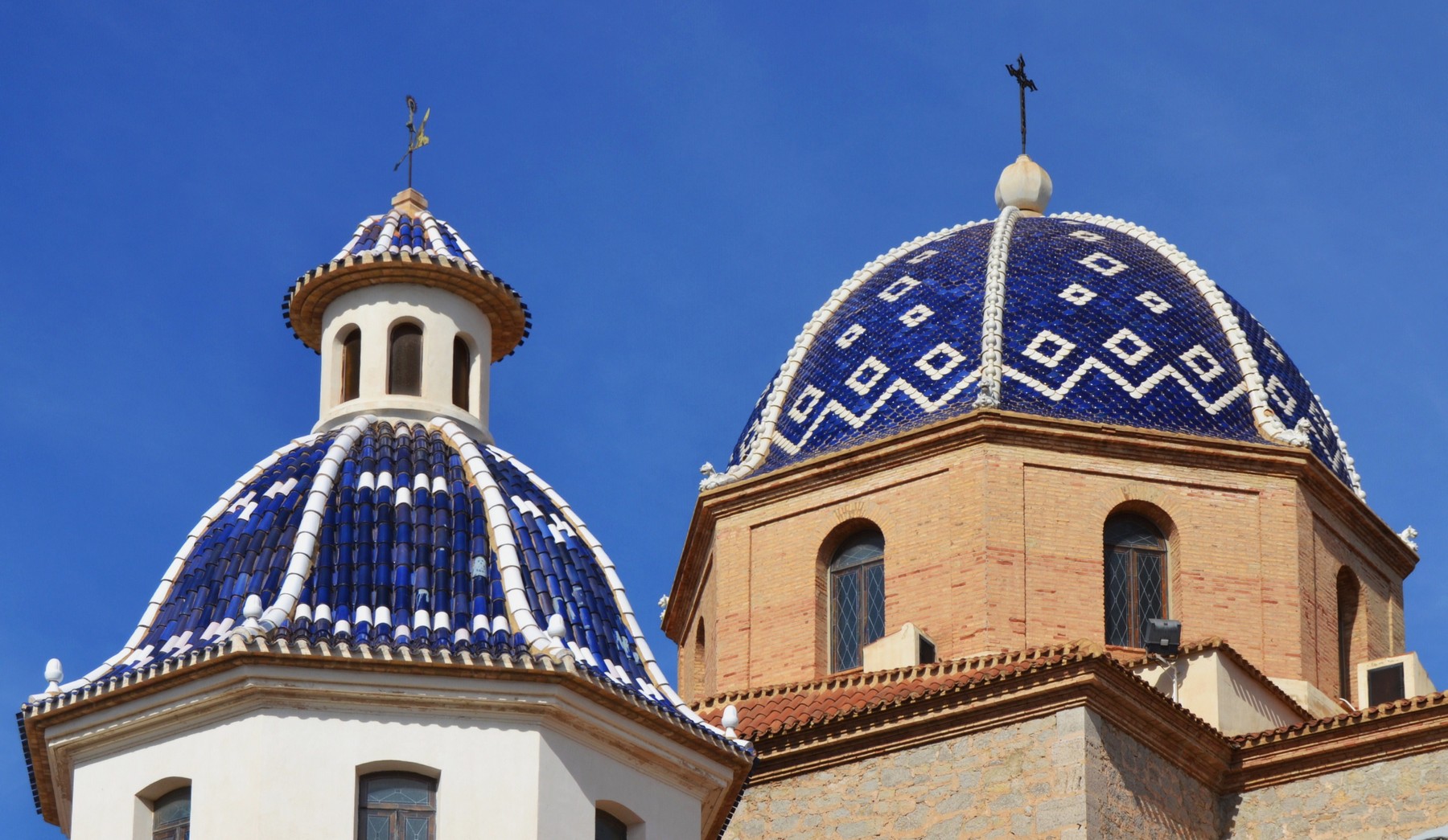 Cúpules de rajola blava de l'església d'Altea