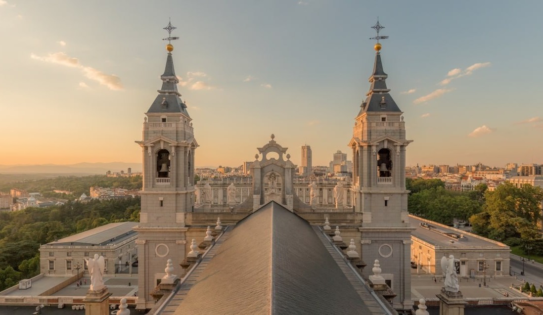 Les torres de la catedral de l'Almudena a Madrid