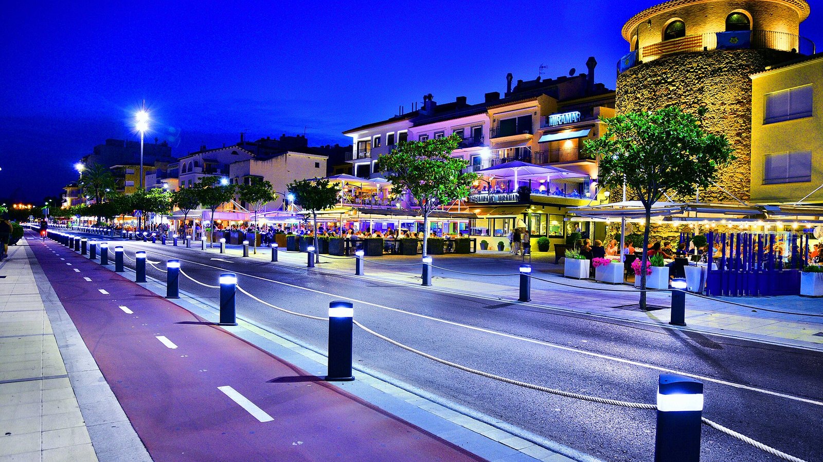 El paseo de Cambrils al anochecer